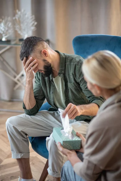 Uomo che ha qualche lacrima mentre condivide problemi con psicanalista — Foto Stock