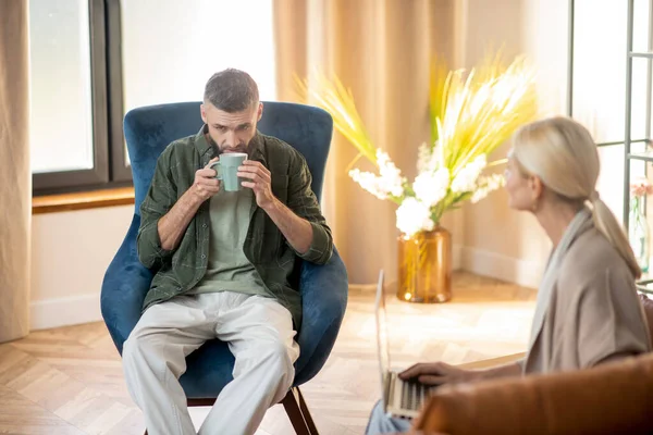 Paciente bebendo chá e contando sobre seus problemas para psicólogo — Fotografia de Stock