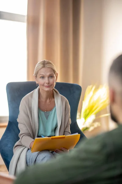 Hermosa psicóloga con estilo teniendo conversación con paciente — Foto de Stock