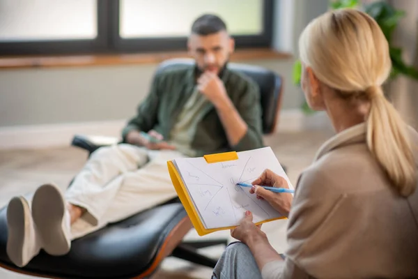 Professioneller Psychoanalytiker, der Gedanken des Klienten analysiert — Stockfoto