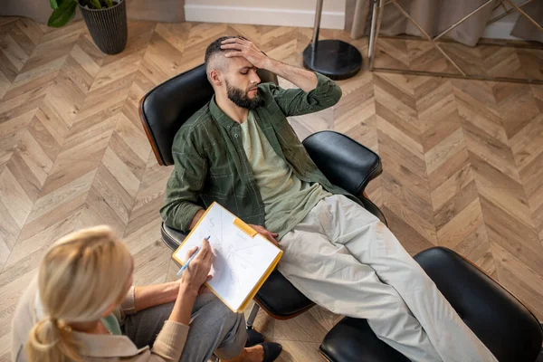 Man wearing checked shirt sharing personal problems — Stock Photo, Image