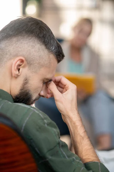Hombre con dolor de cabeza mientras escucha a psicoanalista —  Fotos de Stock
