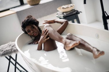 Kıvırcık gözlü kadın rahatlamış hissediyor spa gününü