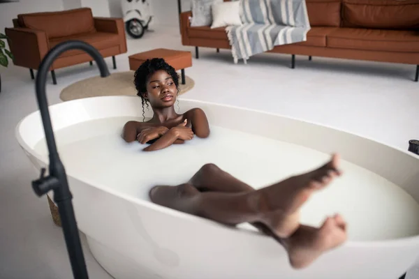 Femme se sentant incroyable refroidissement dans le bain dans un bel appartement — Photo