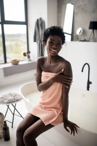 Веселая сияющая женщина чувствует себя счастливой после охлаждения в ванной — стоковое фото
