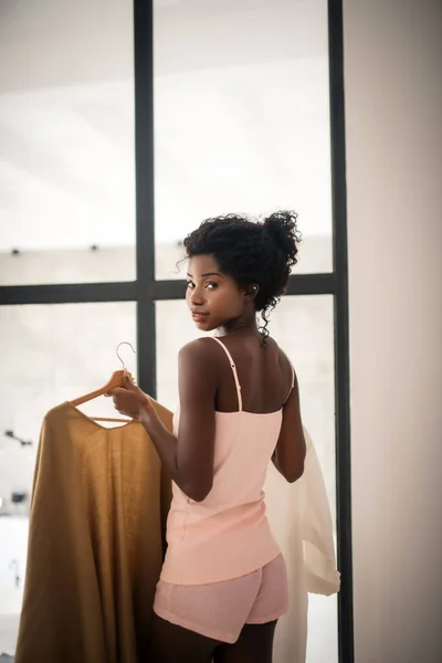 Femme debout dans la chambre et choisir la tenue — Photo