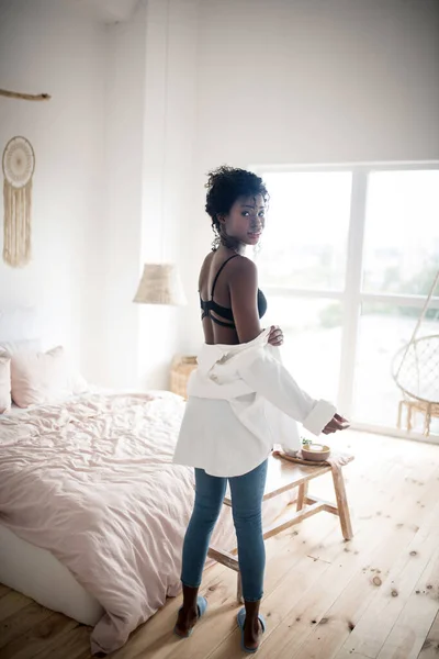 Vékony, sötét bőrű nő melltartót visel reggel. — Stock Fotó