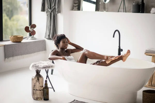 Long-legged sexy woman chilling in bath at home — Stock Photo, Image