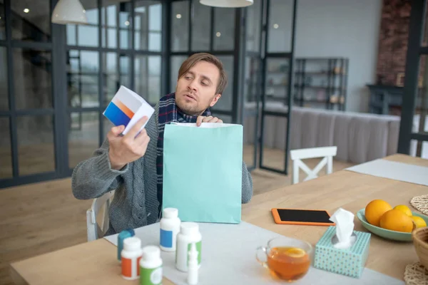 Hombre mirando píldoras después de recibir su entrega — Foto de Stock