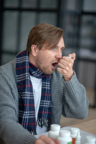 Muž nosí šátek aplikující inhalátor po útoku — Stock fotografie