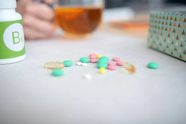 Close up de várias vitaminas e pílulas deitadas sobre a mesa — Fotografia de Stock