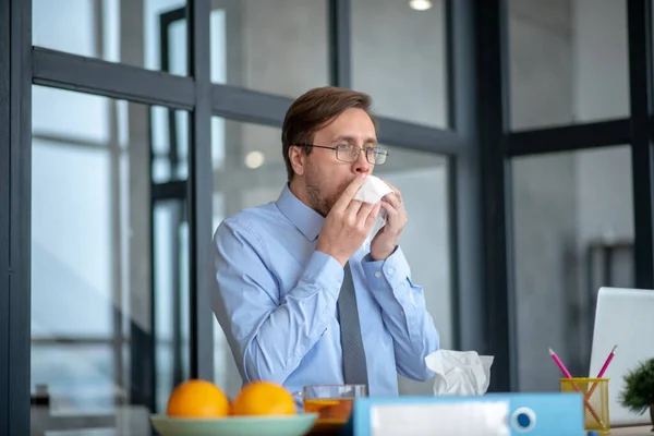 Empresário espirra o dia todo no trabalho e se sente tonto — Fotografia de Stock