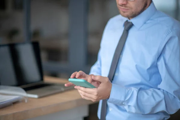 Uomo d'affari che indossa camicia e cravatta utilizzando smartphone — Foto Stock