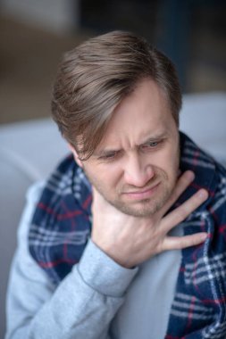 Mevsimsel soğuk algınlığına yakalanan adam kendini çok kötü hissediyor.