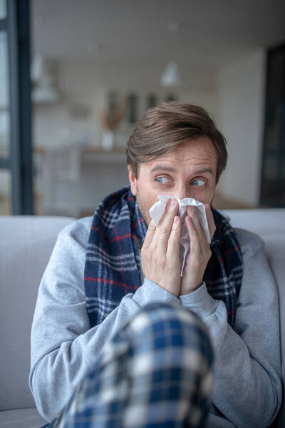 Зрелый человек чувствует раздражение от бега по носу
