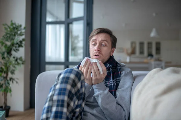 4.遇到流感时，商人整天戴着围巾呆在家里 — 图库照片