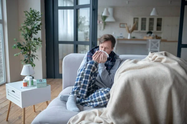 Empresario que está de baja por enfermedad mientras tiene estornudo y tos — Foto de Stock
