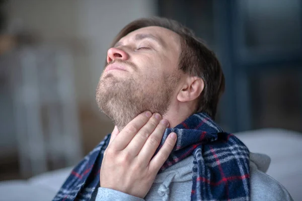 Mężczyzna czuje się chory i zmęczony podczas mając angina — Zdjęcie stockowe