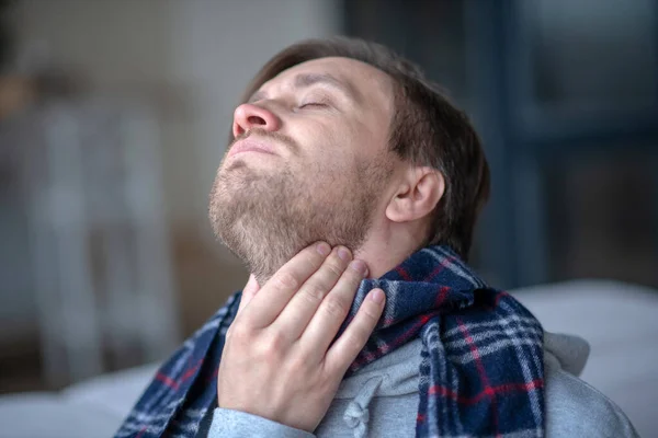 Man mår illa och känner sig trött när man har kärlkramp — Stockfoto