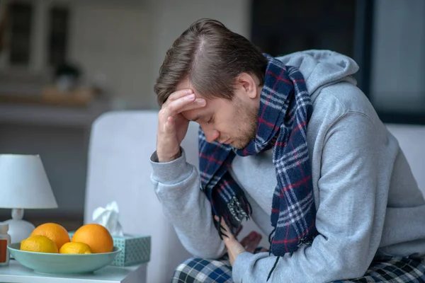 Hombre usando ropa de abrigo con fuerte dolor de cabeza — Foto de Stock