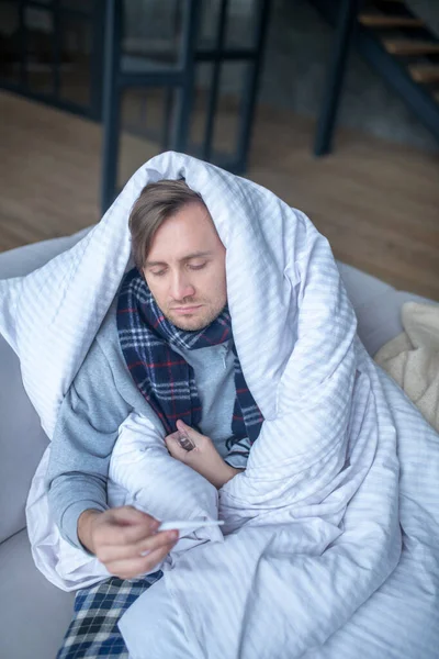 男子患流感时头晕、精疲力竭的头像 — 图库照片