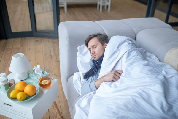 Uomo che dorme tutto il giorno dopo aver preso freddo stagionale — Foto Stock