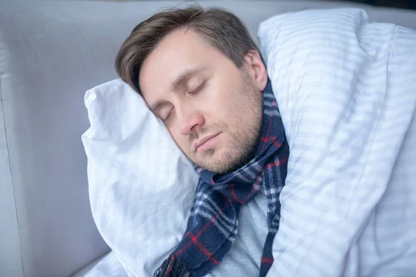 Hombre barbudo durmiendo mientras tiene alta temperatura corporal — Foto de Stock