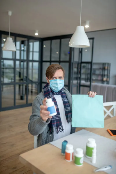 Homem se sentindo satisfeito depois de receber sua entrega de medicação — Fotografia de Stock