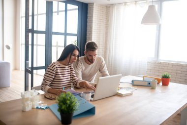 Yatırımcılardan gelen e-postaları okurken dizüstü bilgisayar kullanan girişimciler