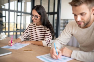 Eş vergi belgelerini tamamlarken ciddi hissediyor