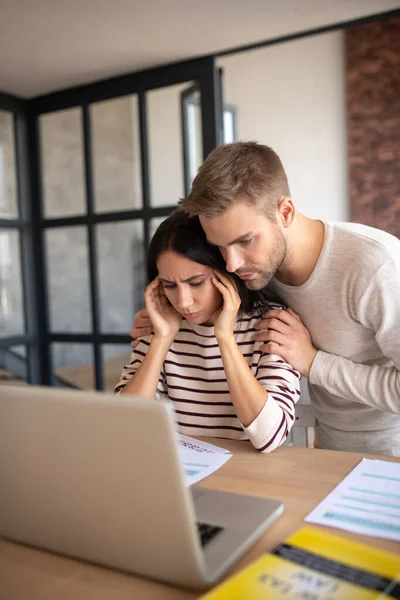 Esposo abrazando a su esposa que sufre de dolor de cabeza — Foto de Stock