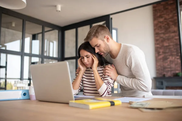 Esposa sentirse mal después de trabajar en el ordenador portátil durante todo el día — Foto de Stock