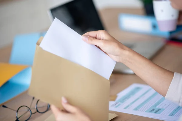 Primer plano de la mujer sacando una carta del sobre — Foto de Stock