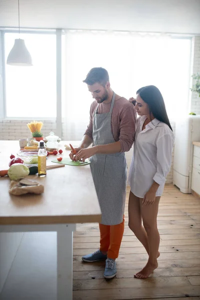 Frau kommt morgens zum Mann zum Kochen — Stockfoto