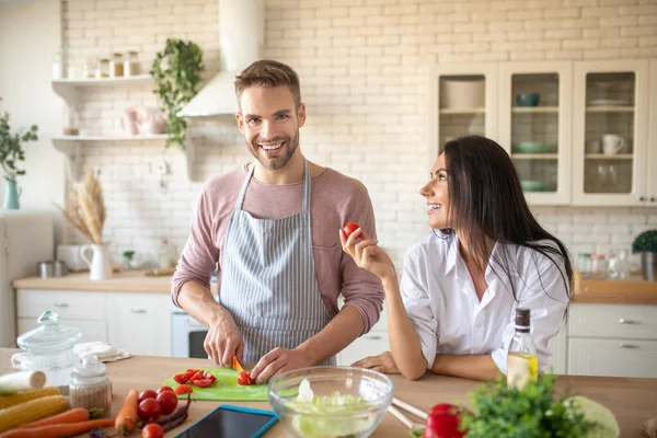 Ehemann freut sich beim Kochen für seine Frau — Stockfoto