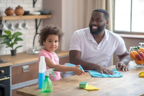 Hombre barbudo afroamericano y su hijo haciendo limpieza juntos y sintiéndose muy bien — Foto de Stock