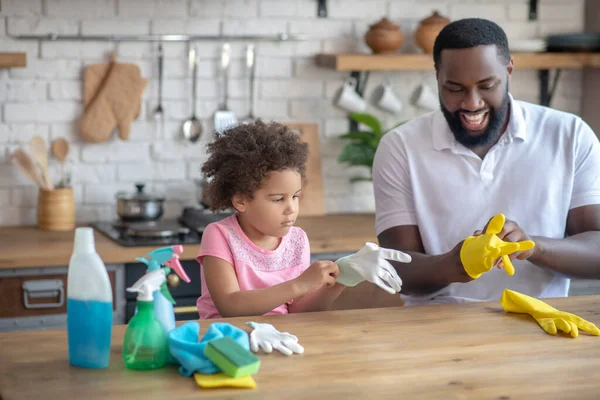 African american bearded man and his kid putting on gloves — Stock Photo, Image