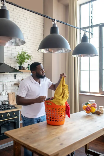 Afrikanischer Mann zieht kariertes Hemd aus und ist unzufrieden — Stockfoto