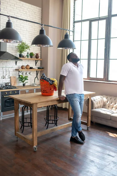 Afroamerikaner steht in der Küche und ist verzweifelt — Stockfoto