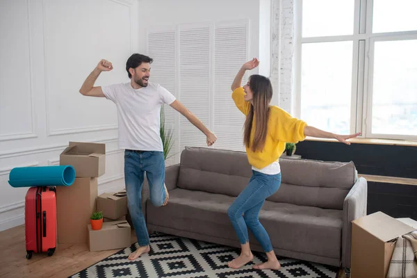 Joven adulto hombre y chica bailando descalzo en casa —  Fotos de Stock