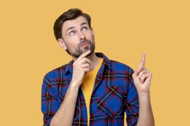 Genç, siyah saçlı, sakallı adam düşüncelere dalmış..