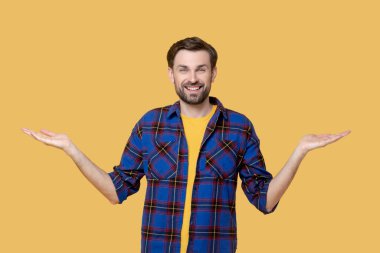 Mutlu genç adam el ele tutuşuyor..