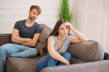 Genç kadın kocasıyla kötü bir konuşmadan sonra gücenmiş görünüyor.