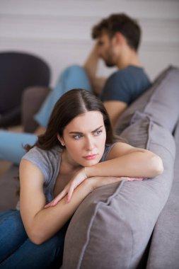 Depresyonda olan genç bir kadın kocasıyla kötü bir sohbetten sonra bakar.