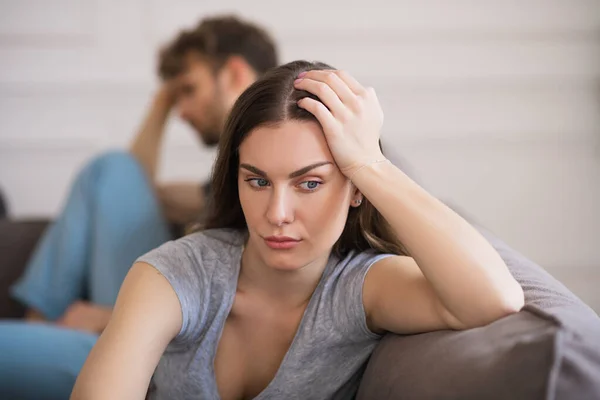 Молода жінка сидить сумно після поганої розмови зі своїм чоловіком — стокове фото
