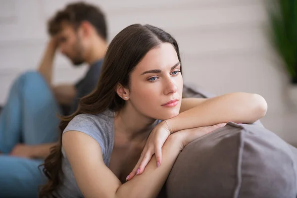 Jovem mulher sentar-se olhando chateado depois de uma conversa ruim com seu marido — Fotografia de Stock