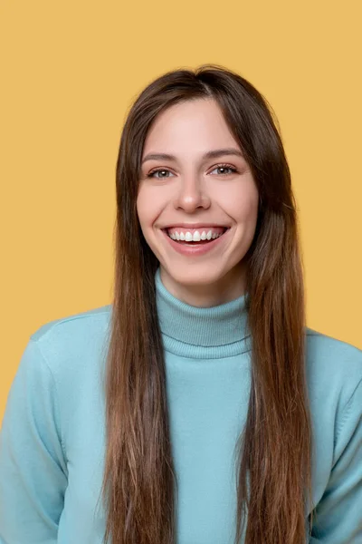 Joven hermosa mujer sonriendo alegremente a la cámara — Foto de Stock