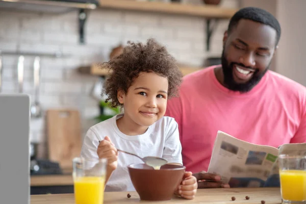 Pais afro-americanos de cabelos escuros tendo uma bela manhã com seu filho — Fotografia de Stock
