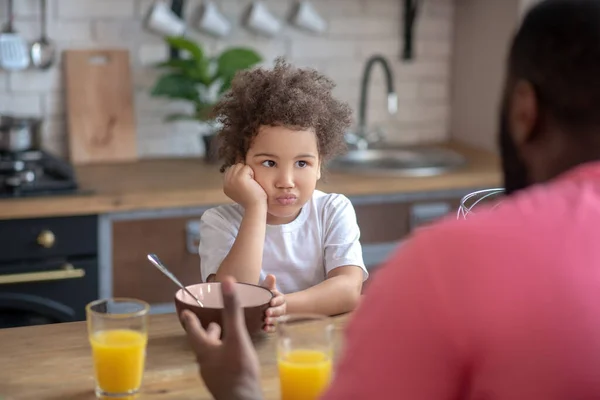 Schattig klein kind kijken verdrietig hebben geen eetlust — Stockfoto