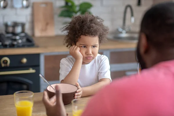 Niedliches kleines Kind sieht traurig aus, nicht essen zu wollen — Stockfoto